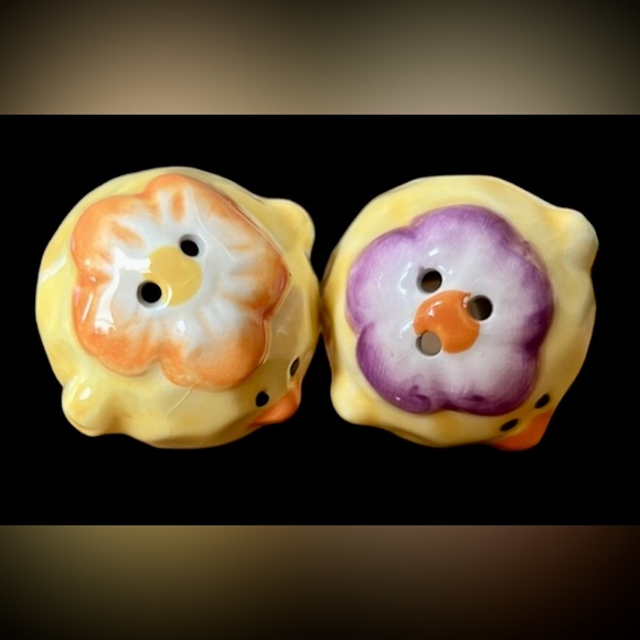 Salt and pepper shakers Baby Chicks with Flower Hats Easter, Spring NWOT - Picture 3 of 3